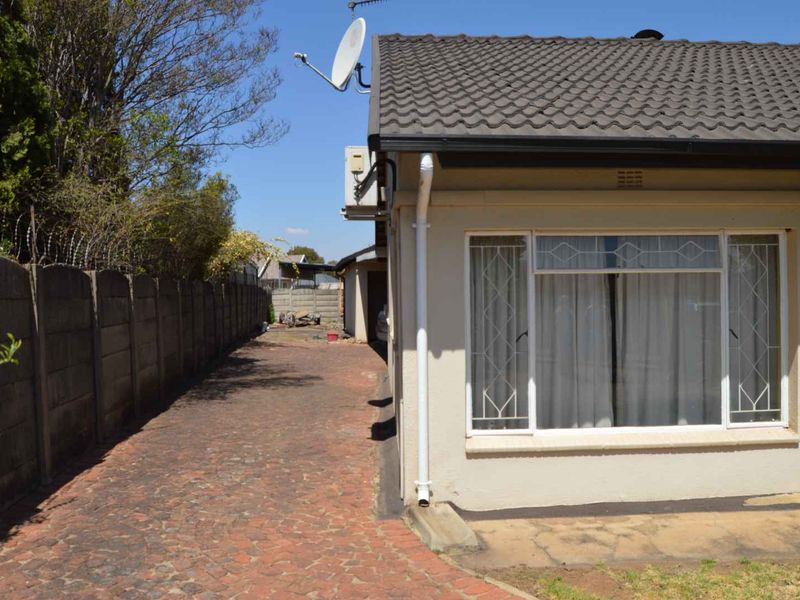 Four Bedroom Family Home in Brackendowns - Photo 4