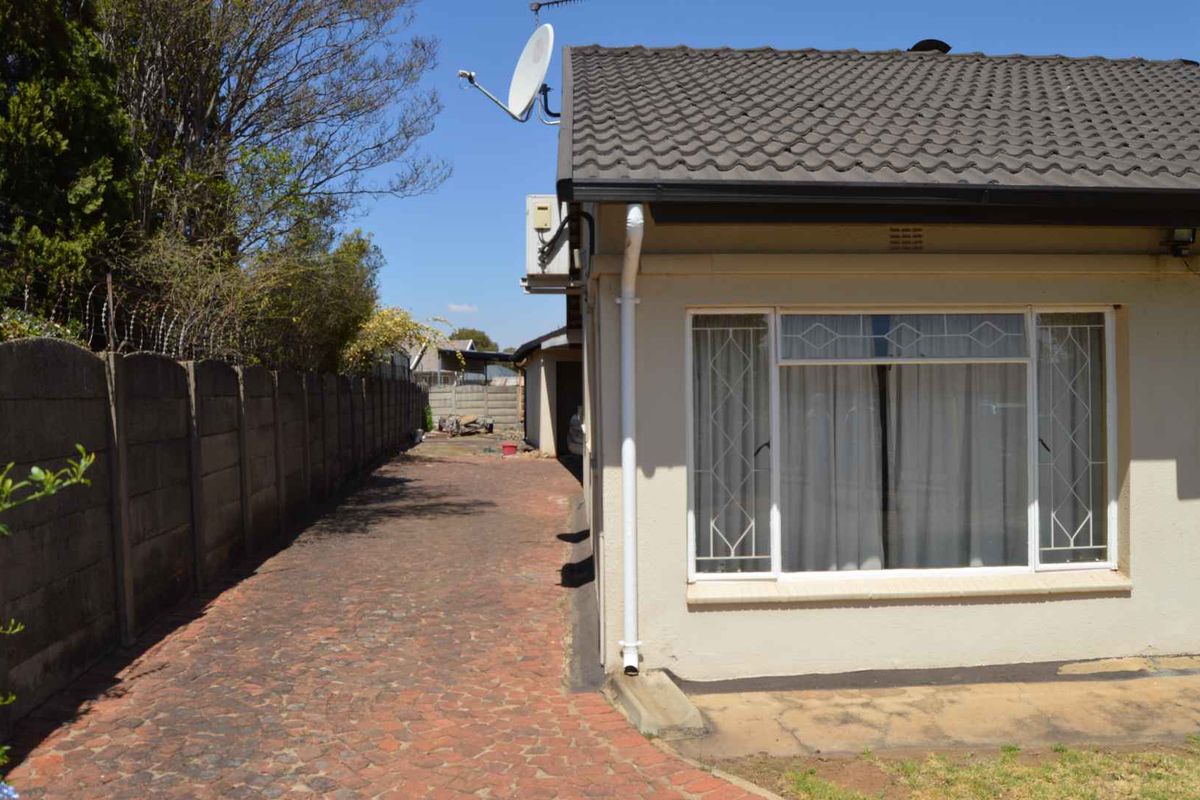 Four Bedroom Family Home in Brackendowns - Photo 4