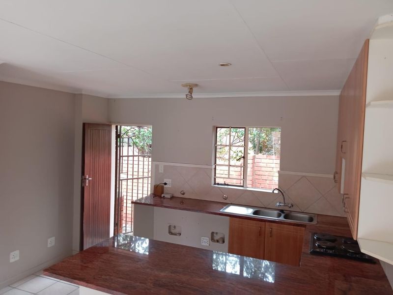 2 BEDROOM TOWNHOUSE TO RENT IN MORELETA PARK - Photo 8