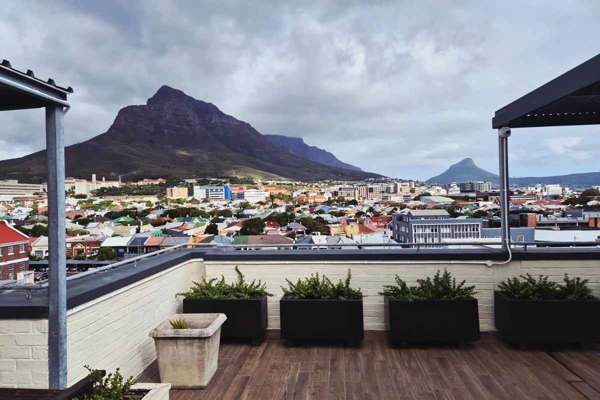 Trendy STUDIO apartment with all amenities and balcony , lovely views with parking - Photo 3
