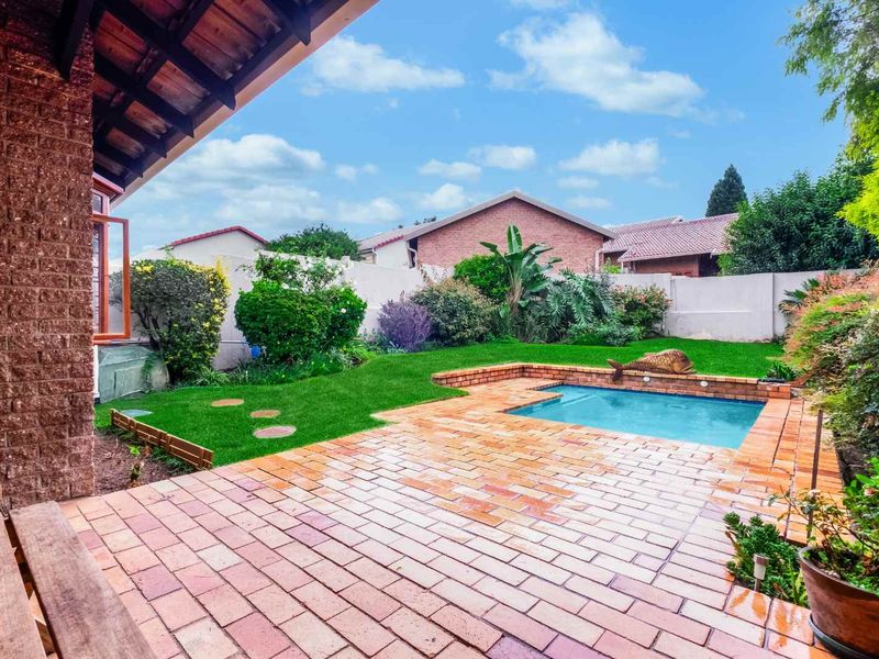 POSITION PLUS POTENTIAL – A PRIVATE LIGHT-FILLED FEEL HAPPY HOME - Photo 6