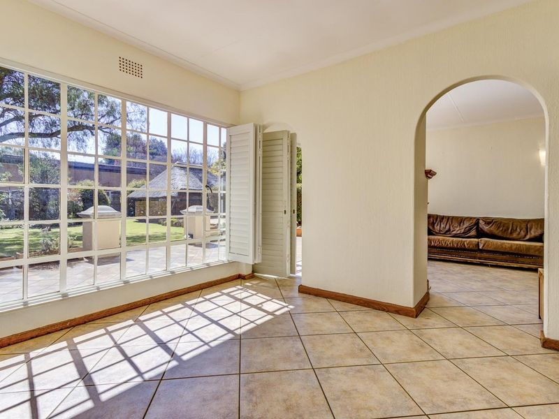 GRACIOUS FIVE BEDROOMED HOME ON 1545M2 STAND - A STONE'S THROW FROM HOMESTEAD DAM! - Photo 7