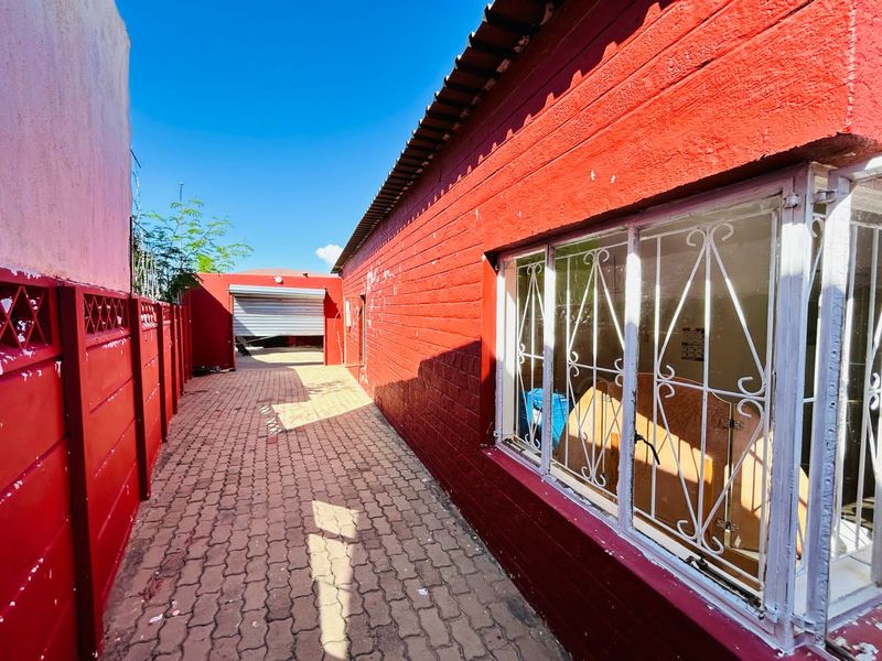 A house in Soweto for Sale N$880 000 - Photo 3