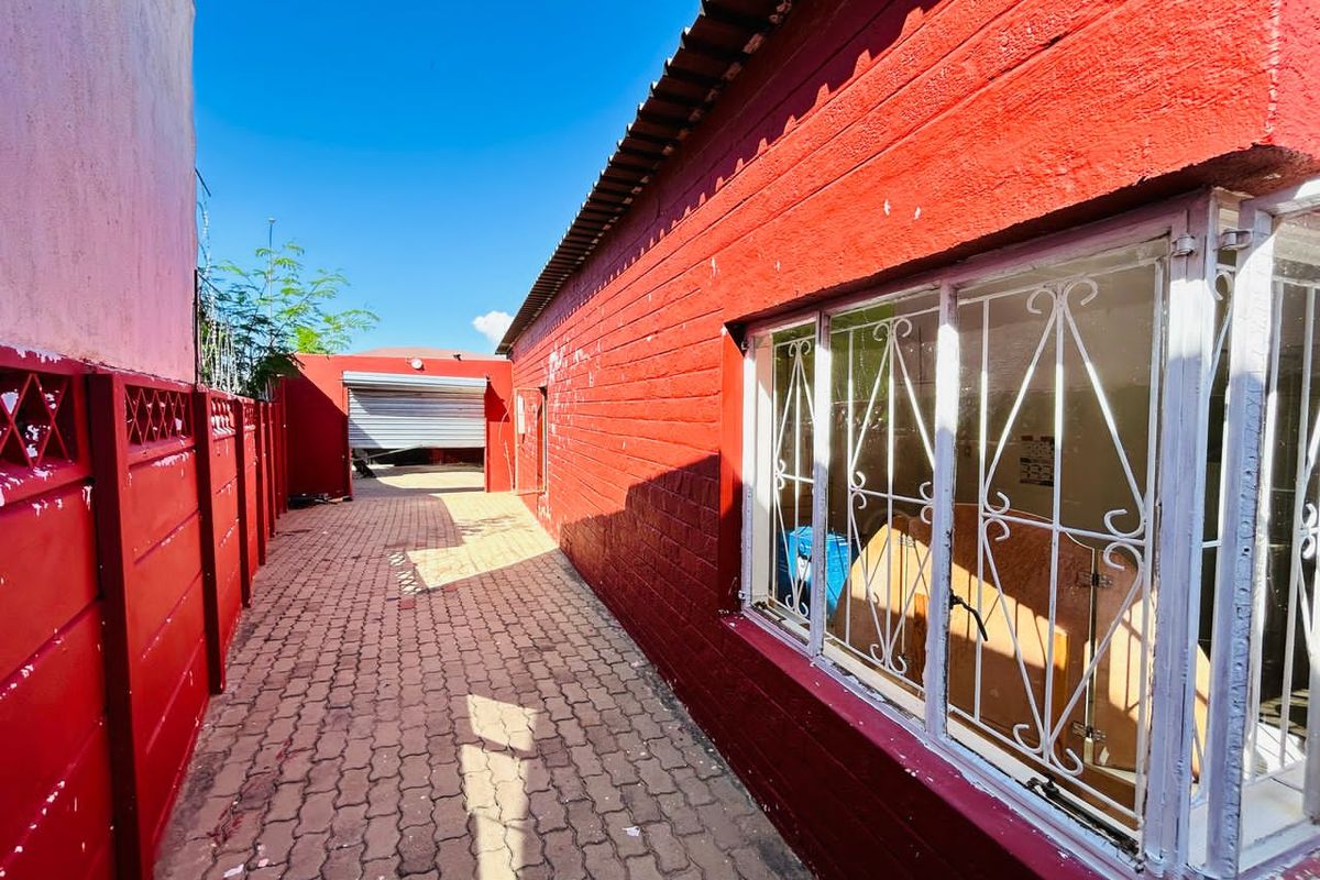 A house in Soweto for Sale N$880 000 - Photo 3