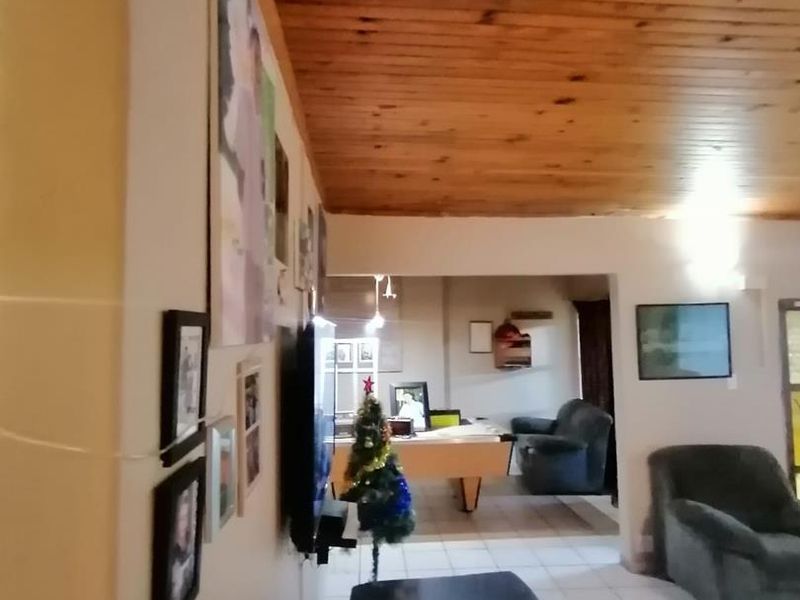 HOUSE FOR SALE,SKUINSHOOGTE,NEW CASTLE - Photo 10