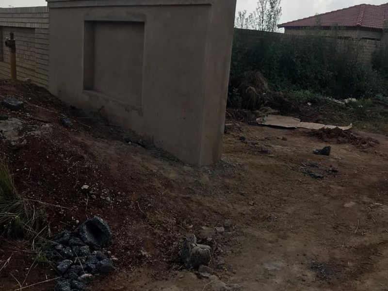 Land with secure & sturdy boundary walls - Photo 3