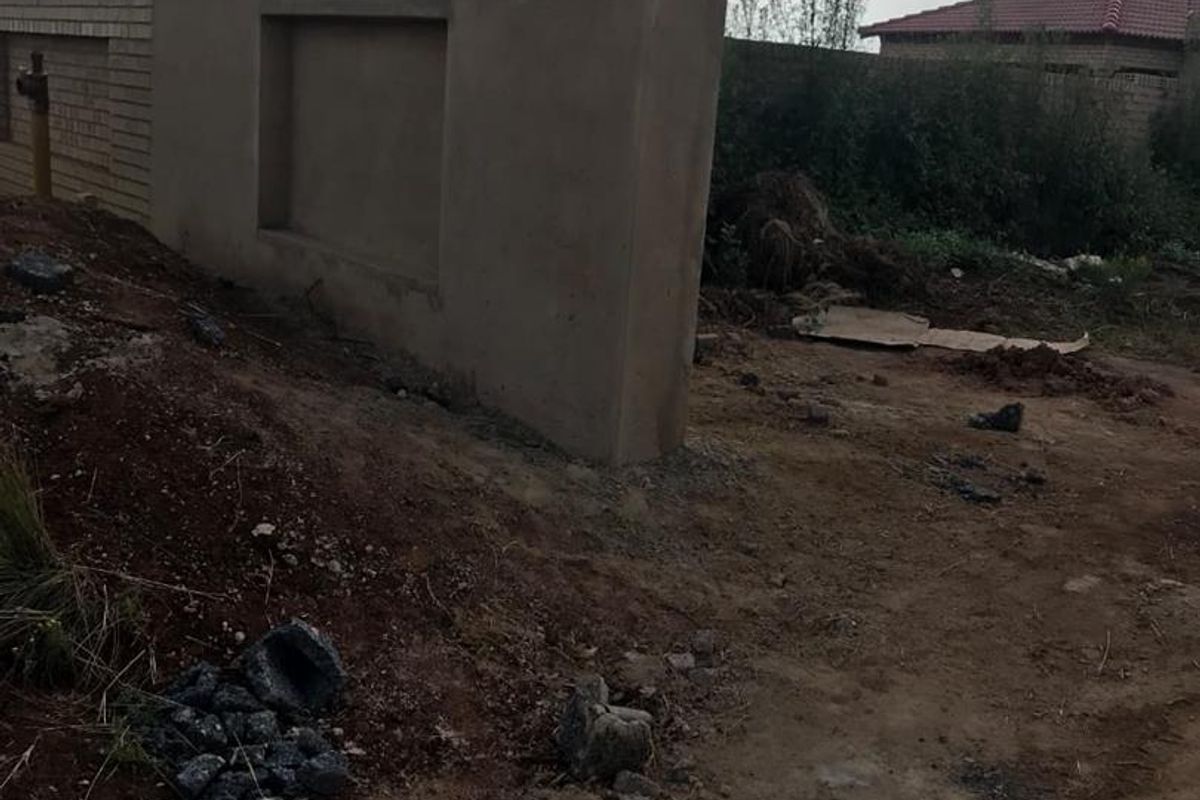 Land with secure & sturdy boundary walls - Photo 3