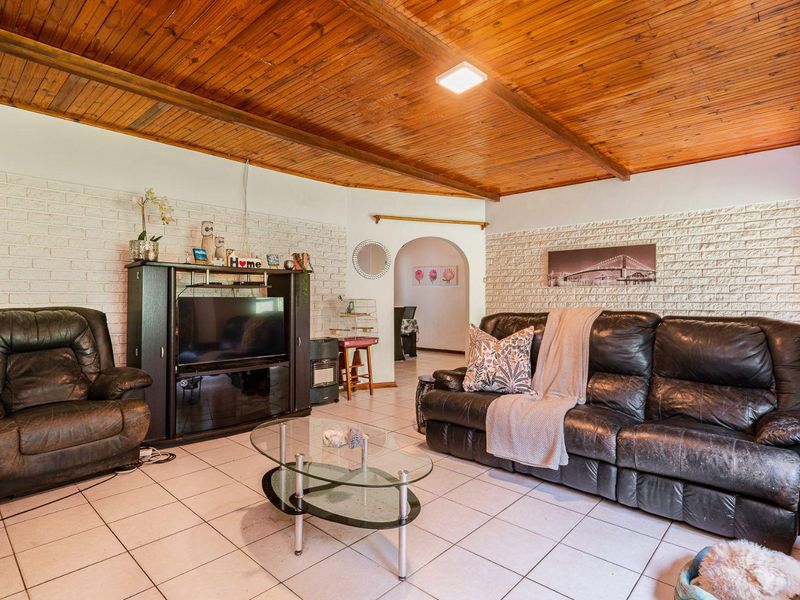 UNIQUE FAMILY HOME WITH COTTAGE IN PRIME WATERFALL 1 - Photo 5