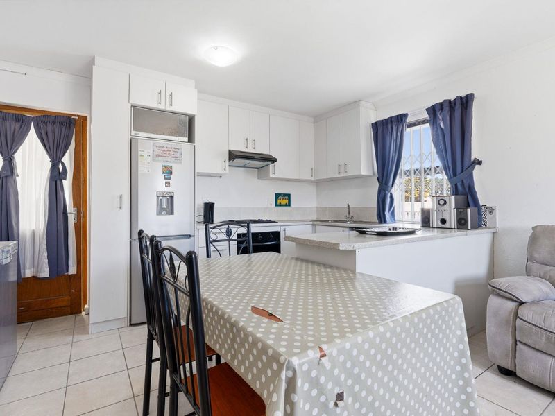 Three Bedroom Family Home - Photo 5