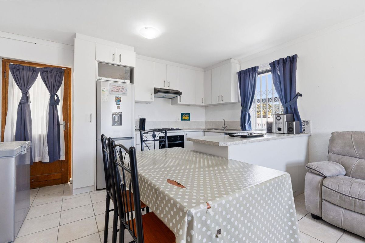 Three Bedroom Family Home - Photo 5