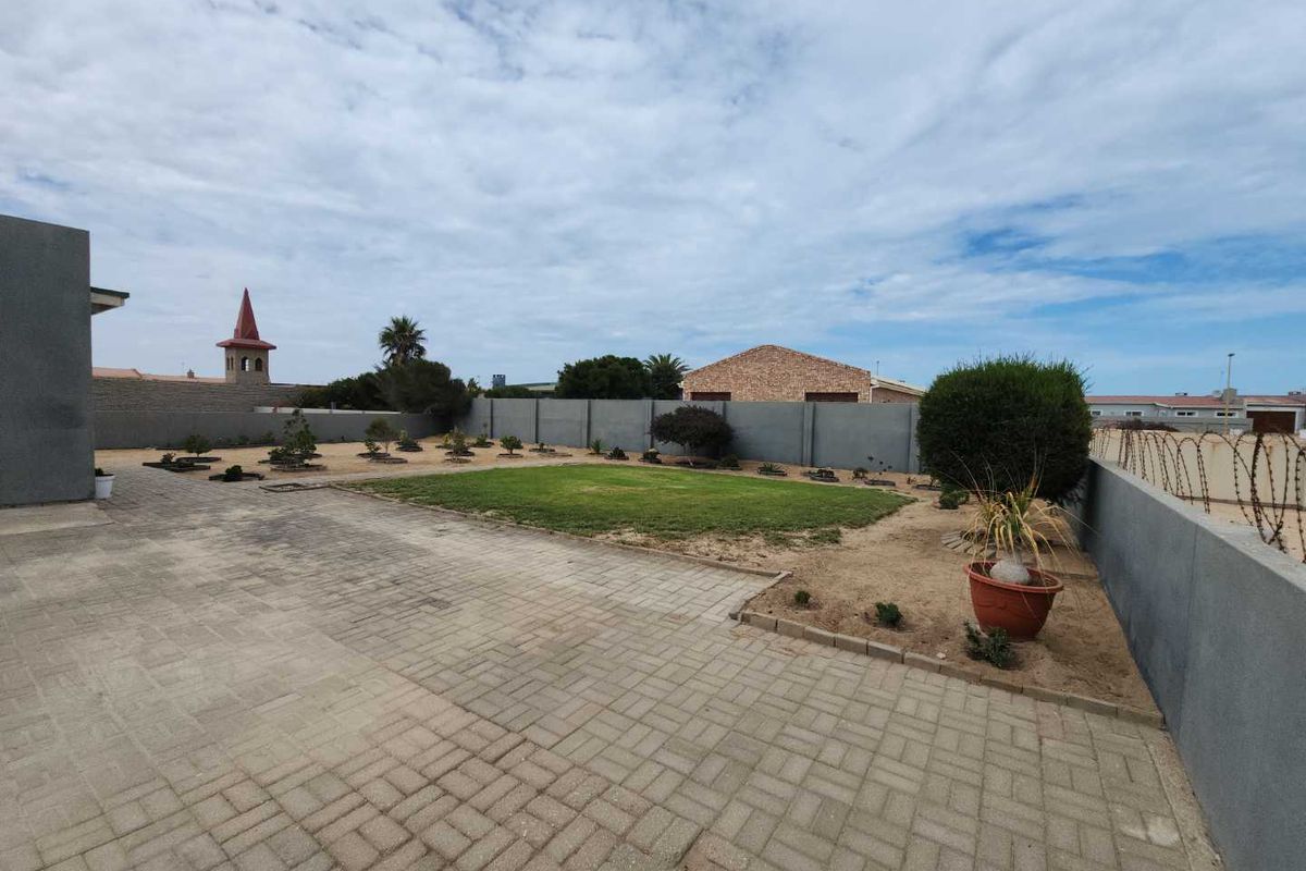 Nice 3 bedroom house in extension 6, Henties Bay. - Photo 5