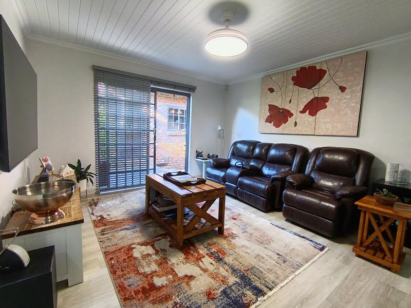 Luxury Dual Living with Exceptional Entertainment Spaces - Photo 6