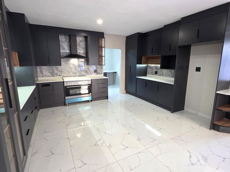 Pristine 4 Bedroom Family Home in Melodie Hartbeespoort - Photo 4