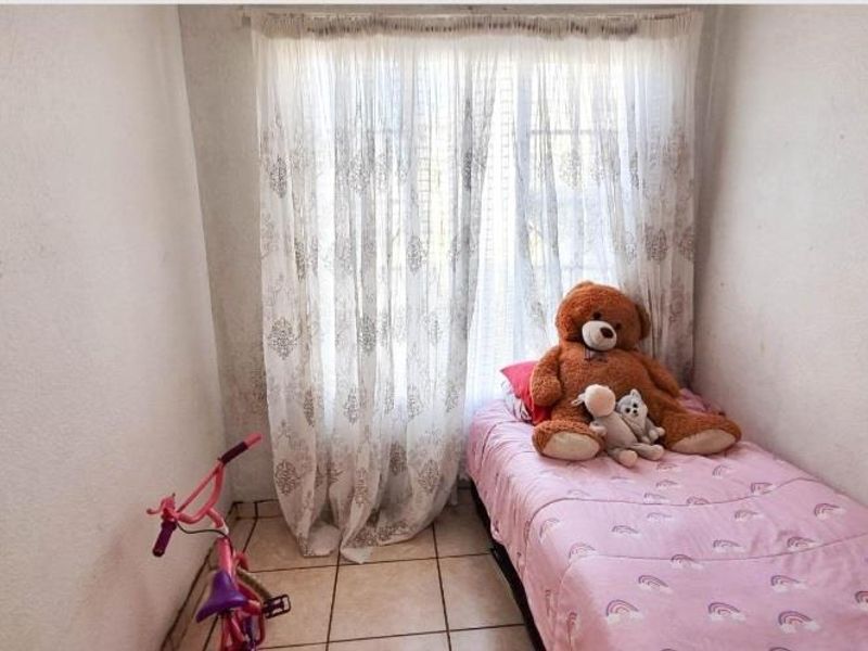 2 bedroom townhouse in affluent suburb - Photo 7