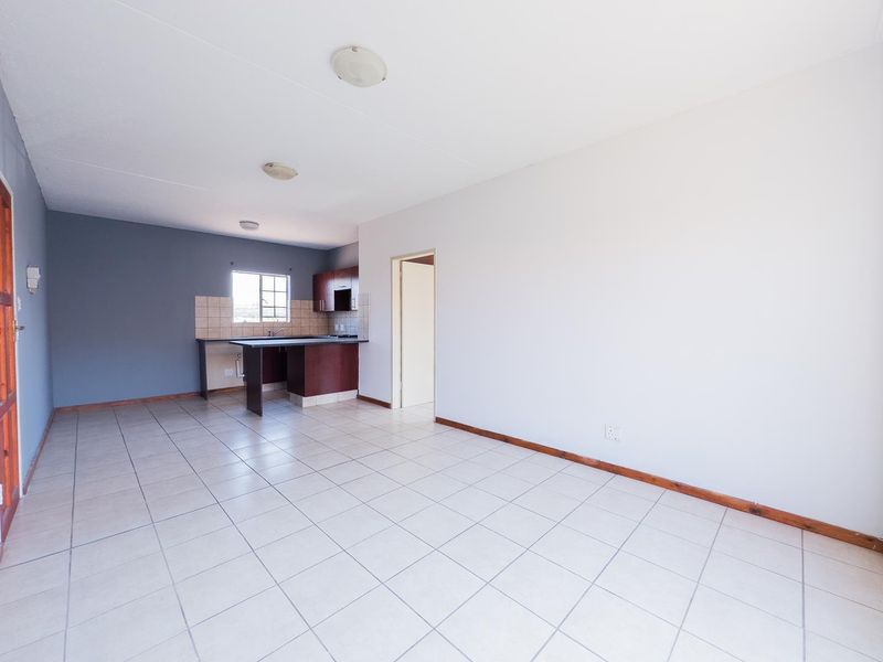 1 Bedroom Townhouse with a Spacious living area - Photo 9