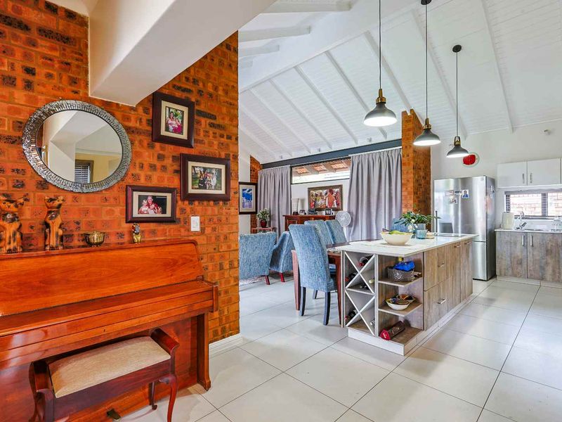 Stunning 2 Bedroom View Unit in The Retreat - Photo 5