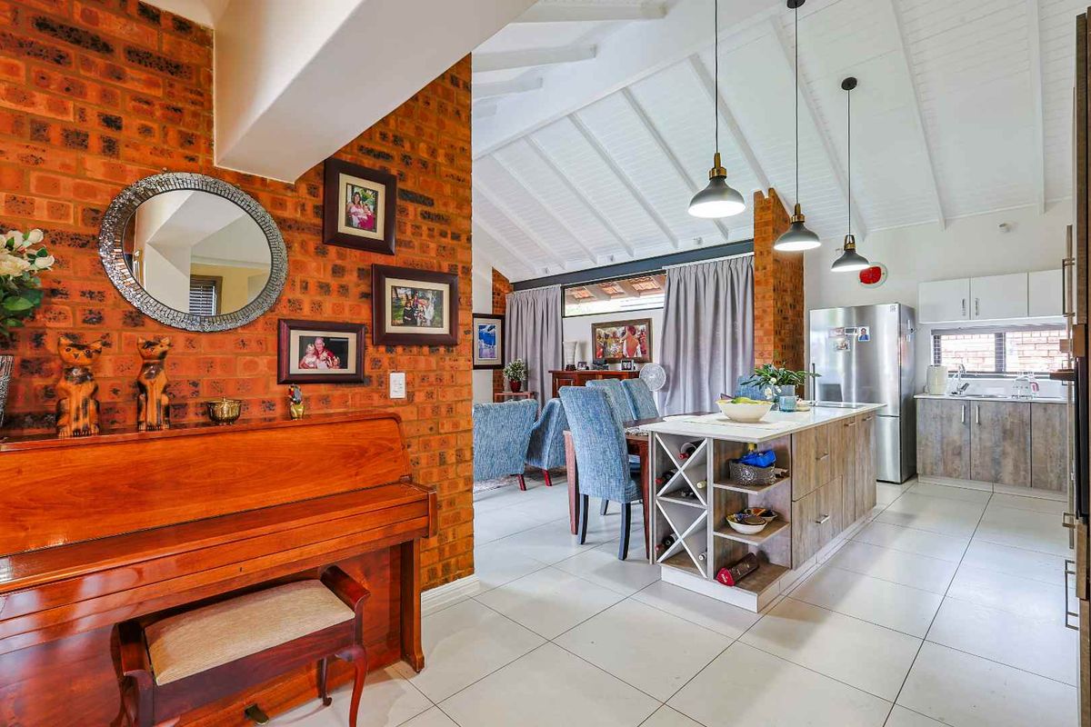 Stunning 2 Bedroom View Unit in The Retreat - Photo 5