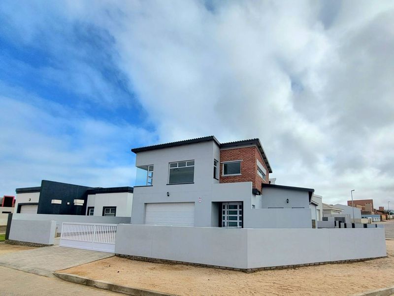 Luxury Living: New Build with Breathtaking Sea Views - Photo 1