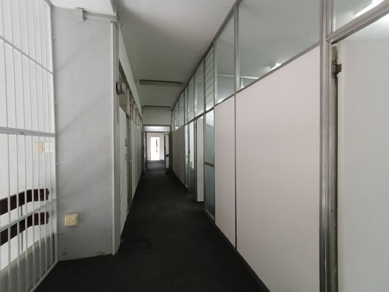 TO LET | SECURE OFFICE FACILITY – PRIME ACCESS | PROFESSIONAL SETTING - Photo 6