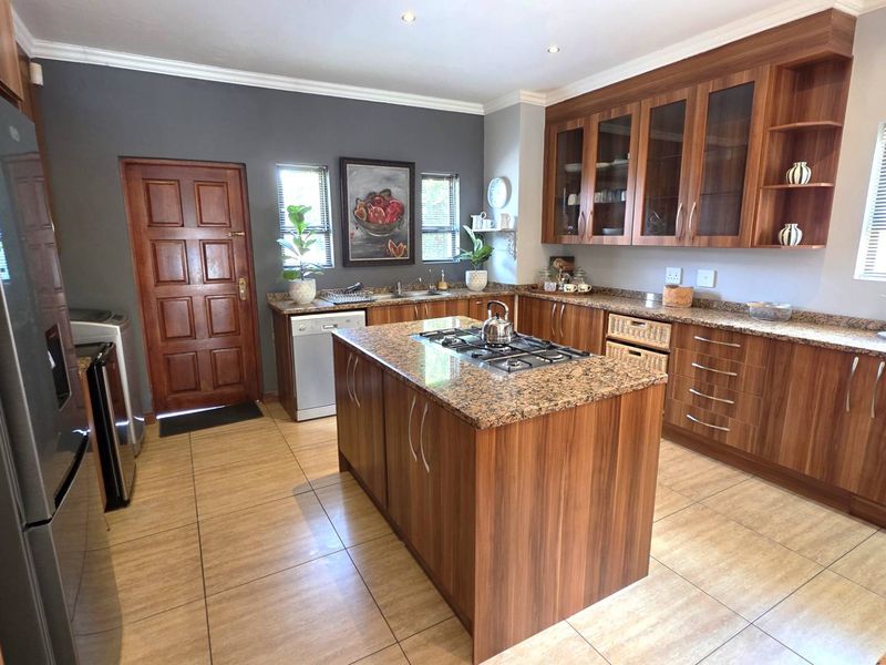 Immaculate 4 Bedroom Family Home In Leloko - Photo 3