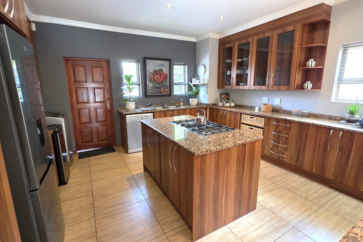 Immaculate 4 Bedroom Family Home In Leloko - Photo 3