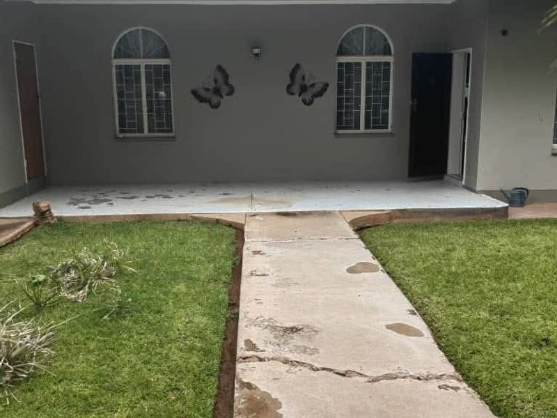 Beautiful, spacious and well maintained 3 bedroom house with a swimming pool and a loveley garden for sale in Tsumeb. - Photo 5