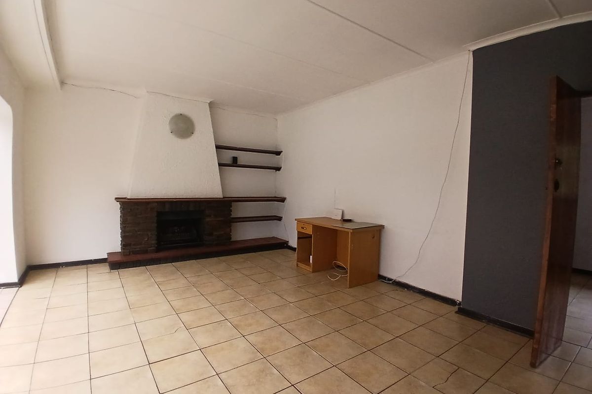 Large Family Home with 2 Flatlets - Photo 4