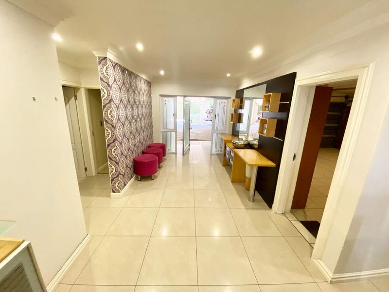 Fully furnished apartment with lovely sea views - 24hr security, pool and gym - Photo 3