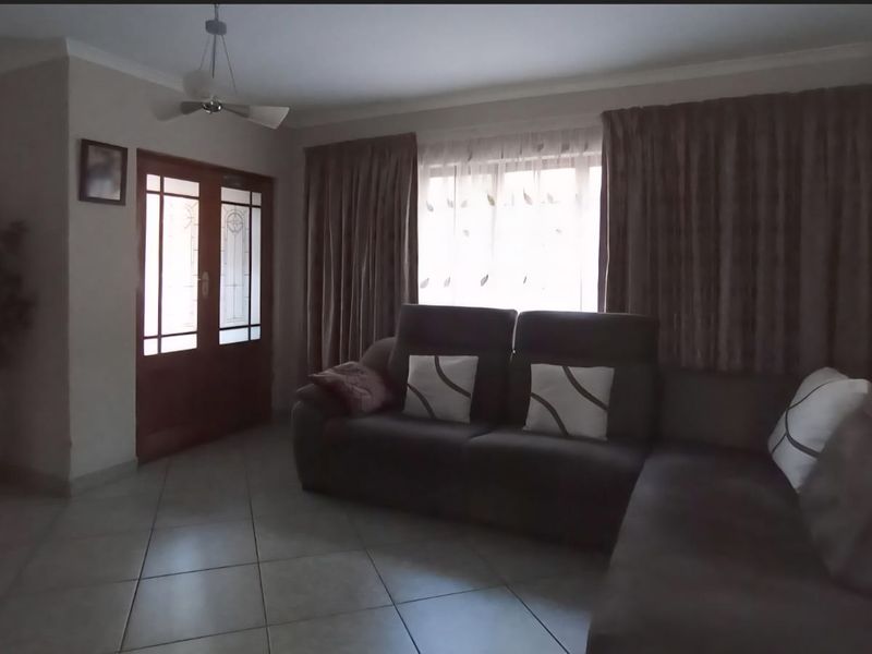 3 Bedroom House for Sale in Ninapark - Photo 4