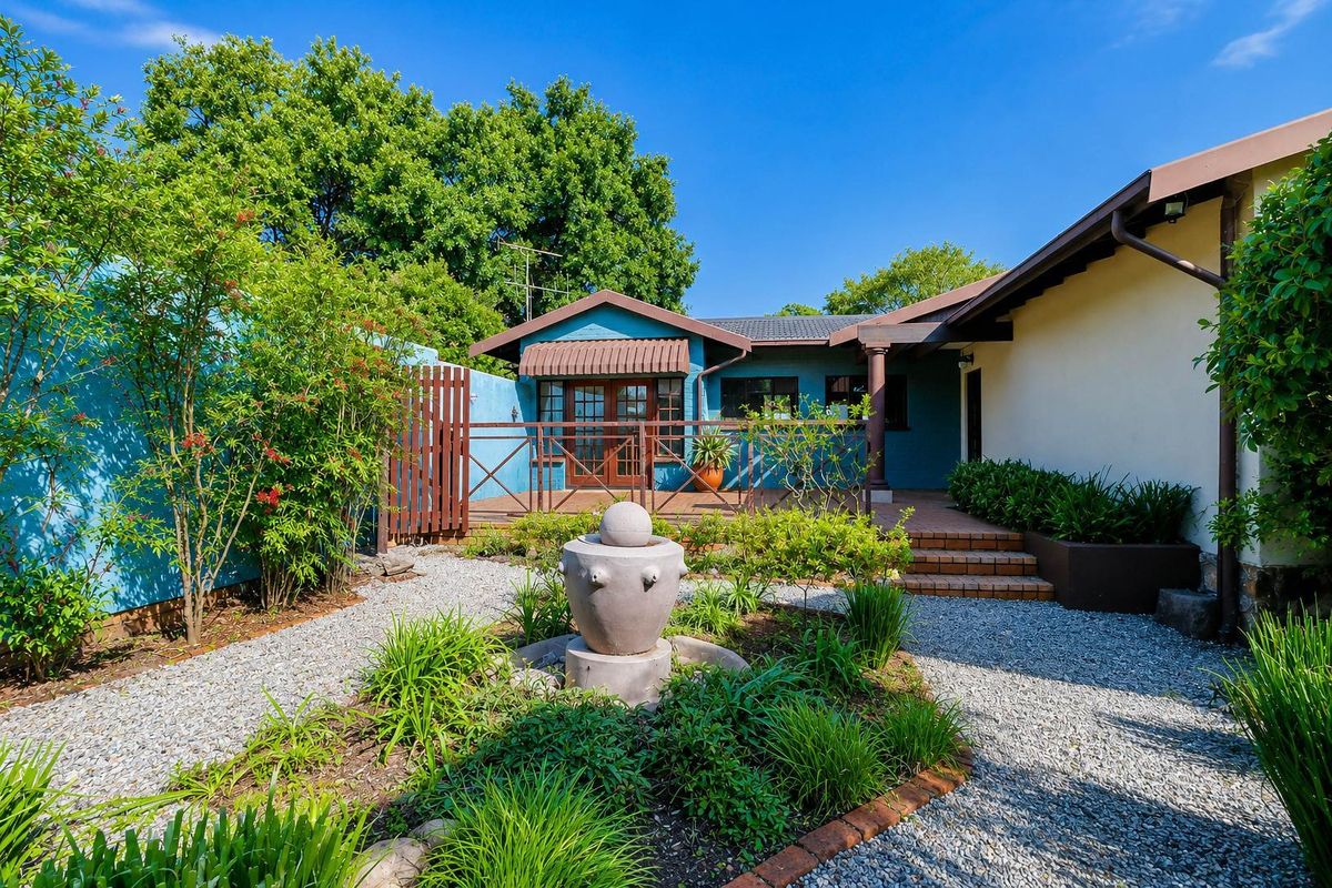Spacious, Happy Family Home, set on a large stand. - Photo 3