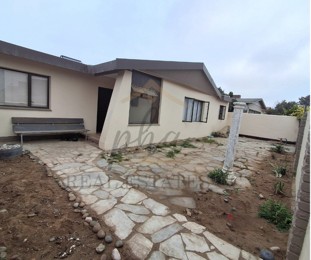 4 Bedroom Home with 2 Bedroom Flatlet 