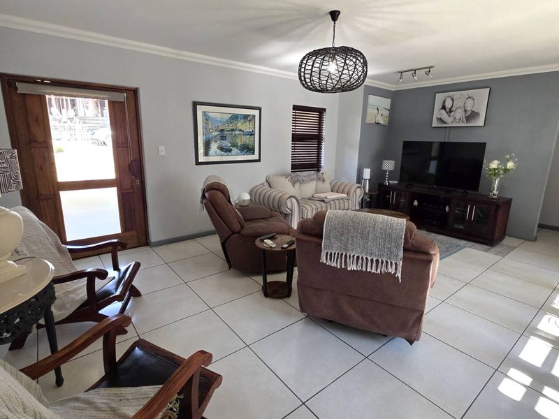 4 Bedroom Entertainers House in Seasons Estate - Photo 2