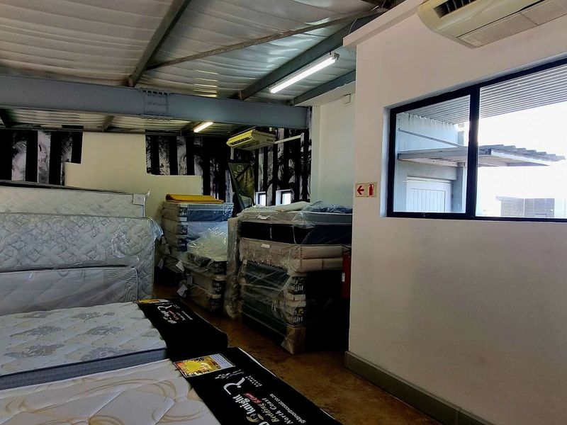 198m2 sectional title unit for sale in Umhlanga Ridge with double-volume frontage, office mezzanine, and 9 parking bays - Photo 5