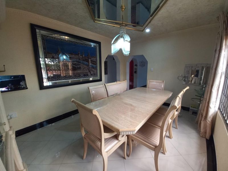 Attention Buyers! Remarkable Property with 4 Bedrooms, Countless Luxuries, and Endless Potential!! - Photo 8