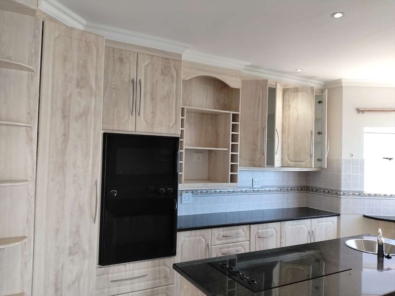 4 bedroom Family home - Photo 3