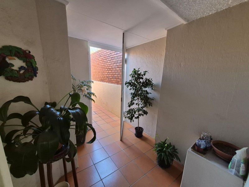 Spacious 3 Bedroom Duplex in a Popular Well-Managed Complex - Photo 5