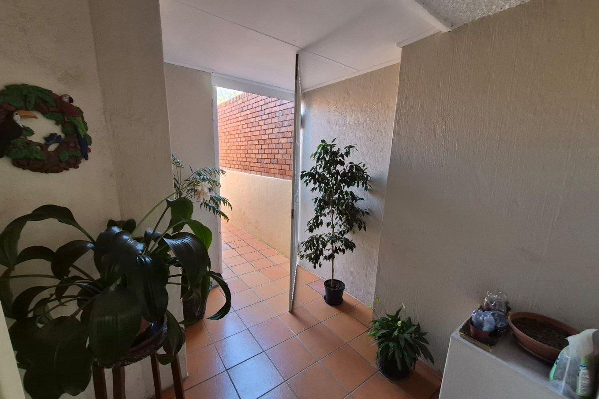 Spacious 3 Bedroom Duplex in a Popular Well-Managed Complex - Photo 5
