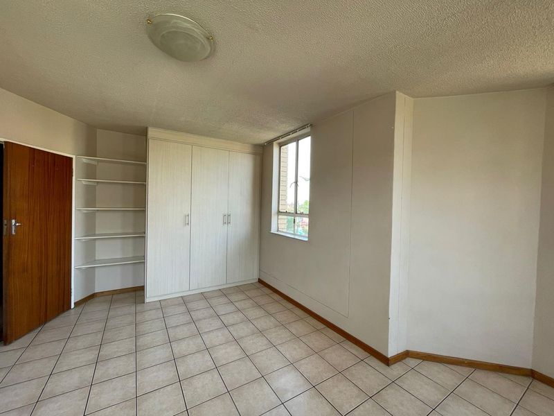 Charming Two-Bedroom Apartment *TO SHARE* Near the University - Photo 9