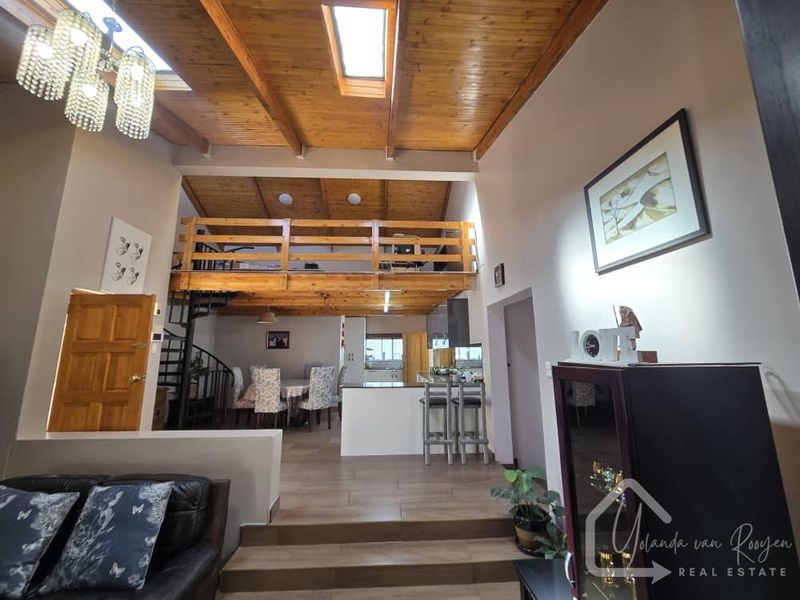 NEWLY LISTED - SPACIOUS SANCTUARY - Photo 3