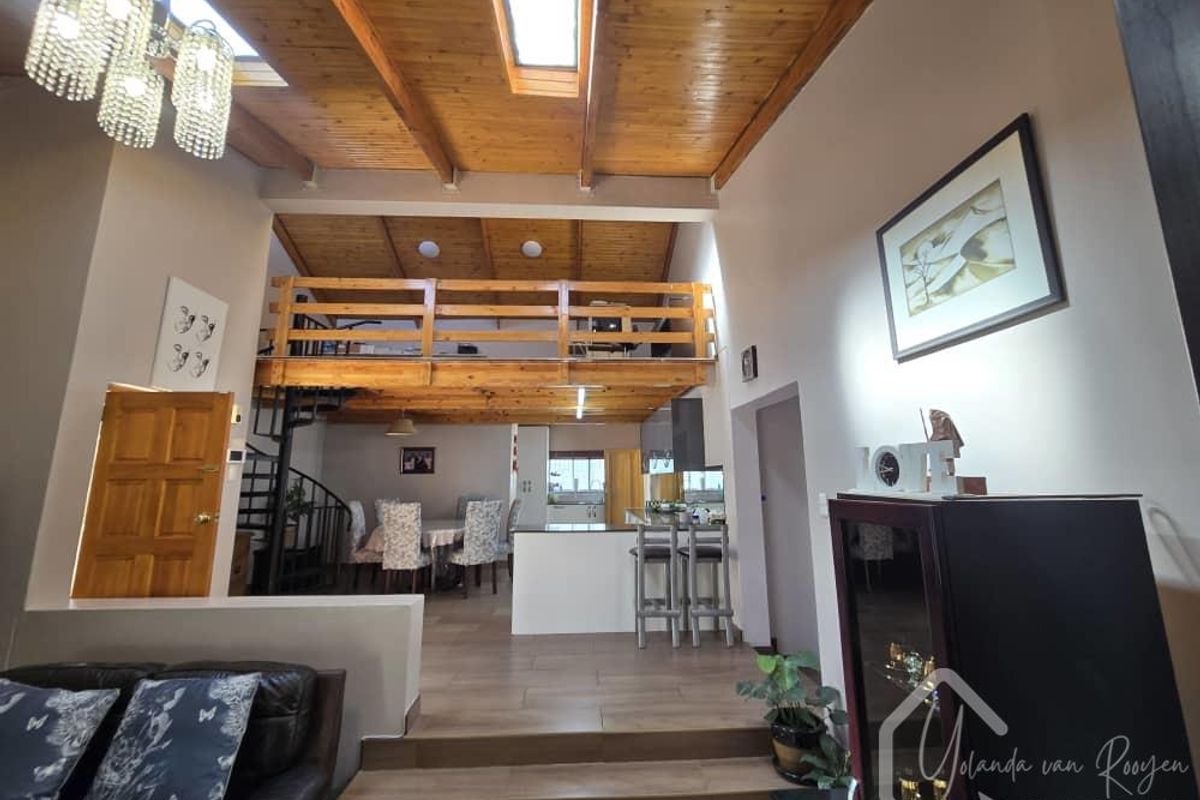 NEWLY LISTED - SPACIOUS SANCTUARY - Photo 3