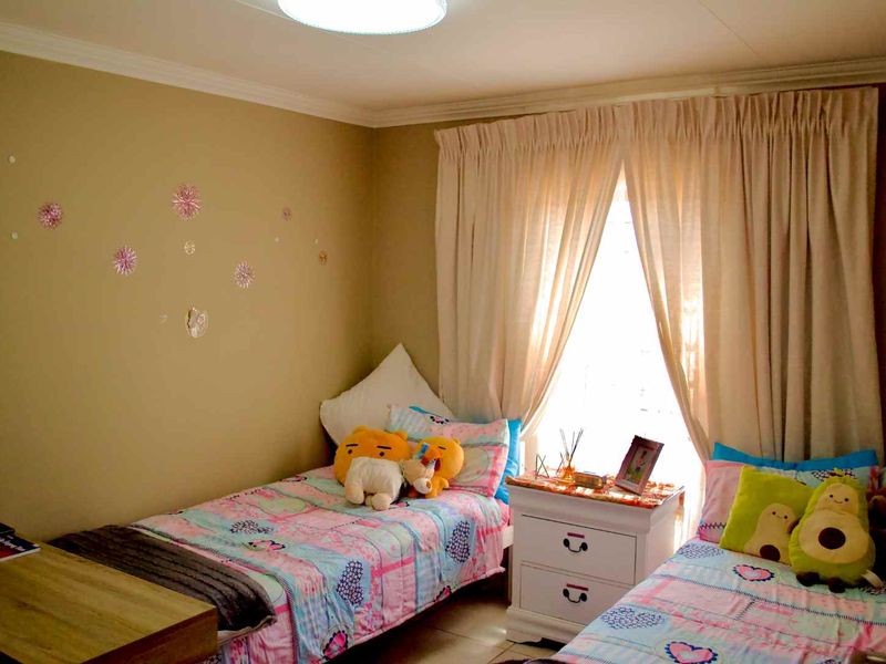 ** 3 Bedroom Townhouse in the Heart of Amberfield - A minute away from Amberfield College - Grade 00 to Matric** - Photo 8