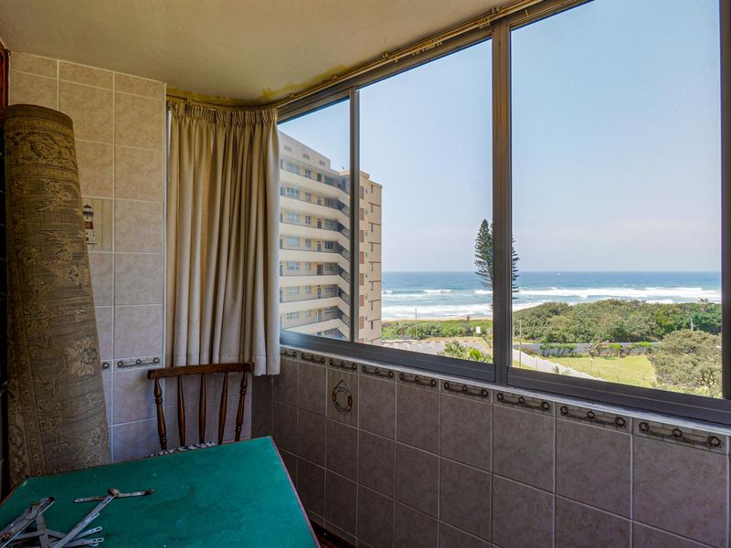 Beachfront with enclosed balcony - Photo 10