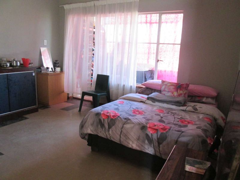 BEAUTIFUL ONE AND HALF [1.5 ] BEDROOM APARTMENT FOR SALE IN PRETORIA WEST BARGAIN - Photo 5
