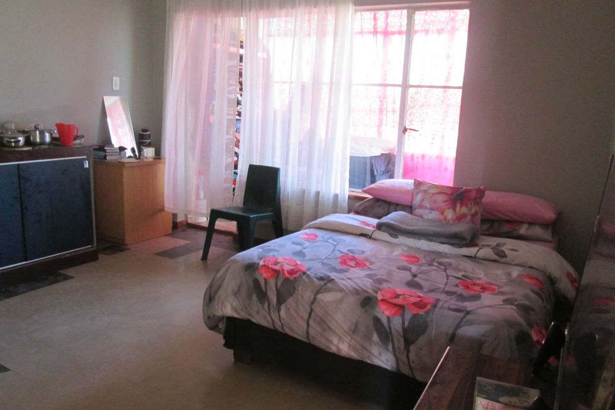 BEAUTIFUL ONE AND HALF [1.5 ] BEDROOM APARTMENT FOR SALE IN PRETORIA WEST BARGAIN - Photo 5