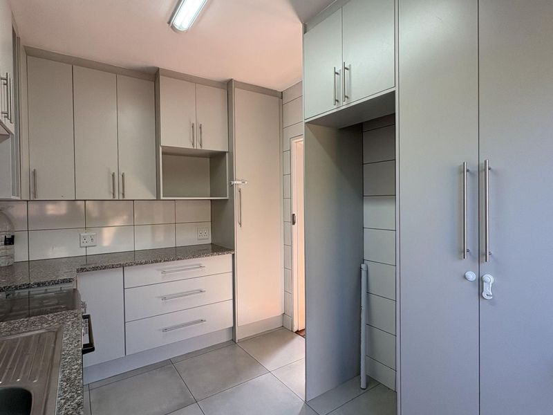 Gorgeous townhouse in well kept complex in Hennopspark! - Photo 7