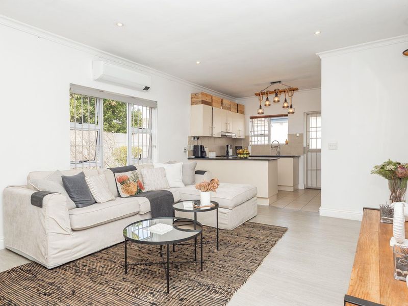 Sunny single story family home. - Photo 3