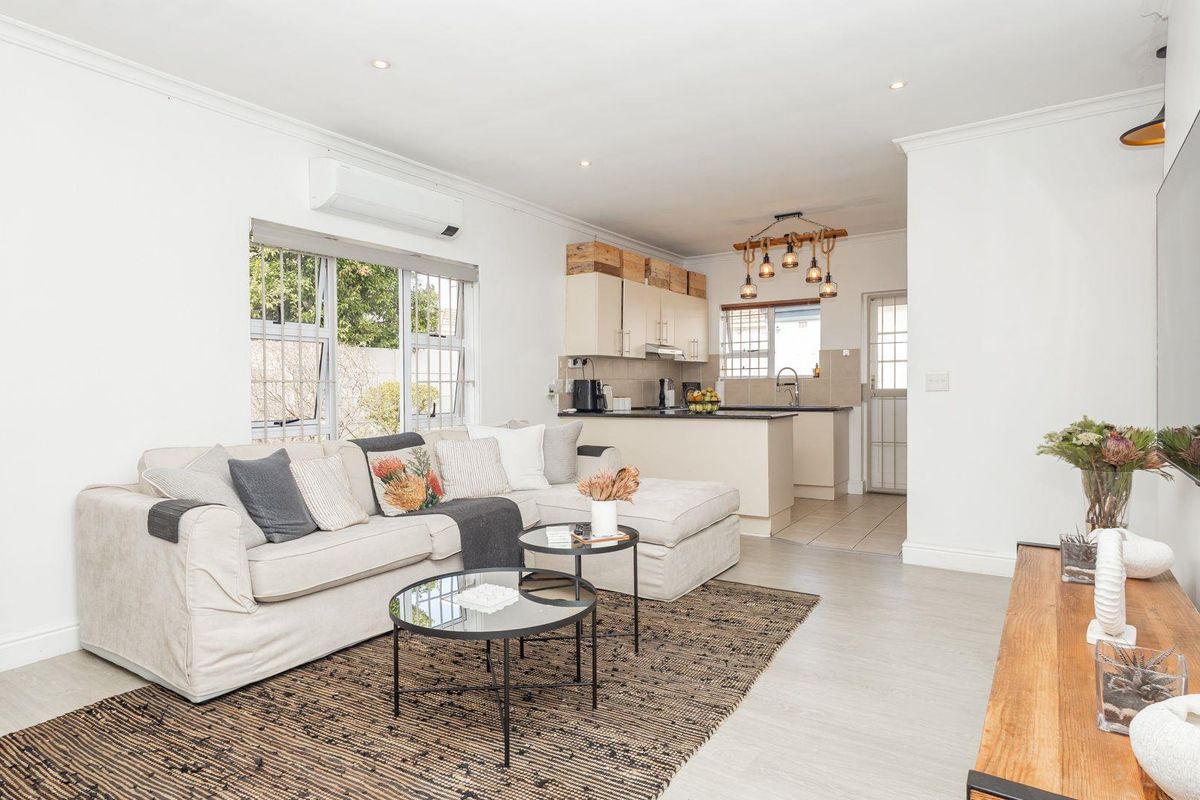 Sunny single story family home. - Photo 3