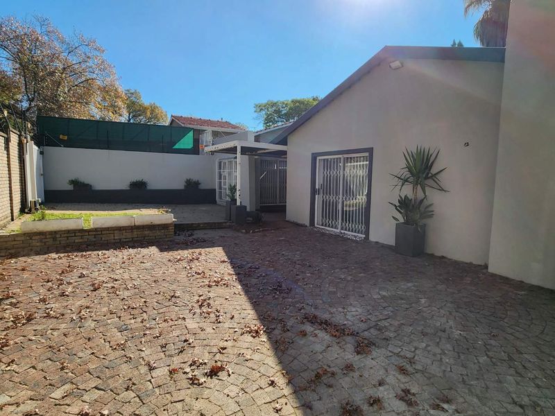 Owner asking R 1 890 000-00 Considering offers from R 1 700 000.00 - Photo 4