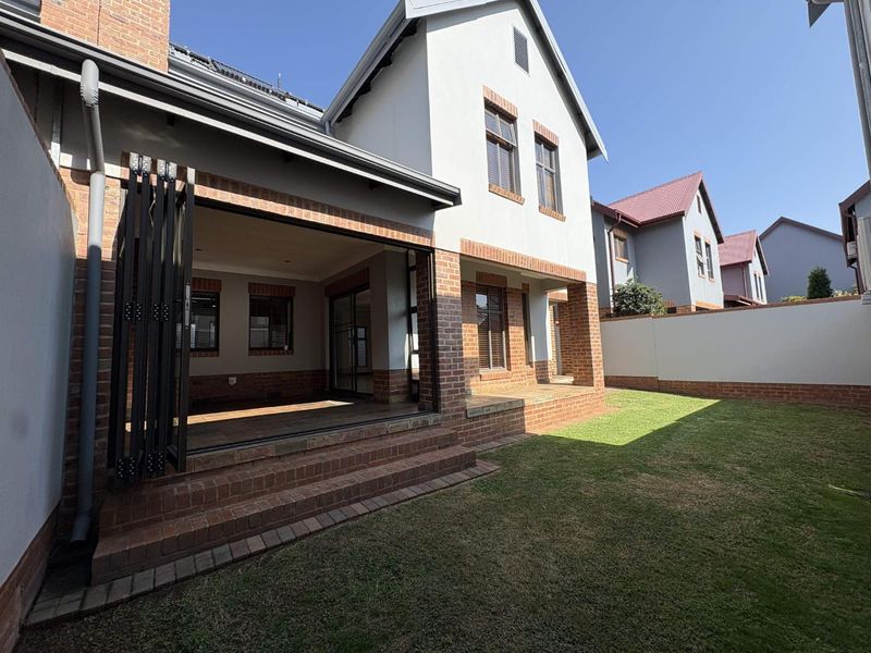 Ultra Spacious Townhouse in Heritage Hill - Photo 3