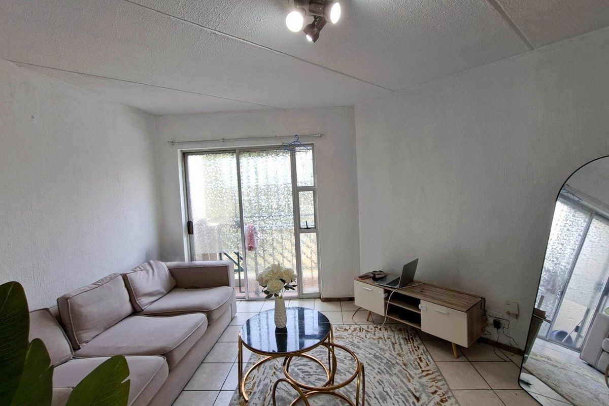 Spacious 1 bedroom, 1 bathroom top floor apartment for sale in Bryanston, West - Photo 4